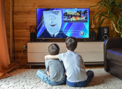 202303230213107 watching tv