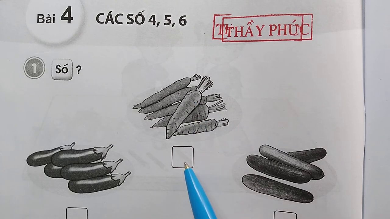 Thầy Phúc chỉ vào 6 chiếc cốc giấy để hướng dẫn các em đếm.
