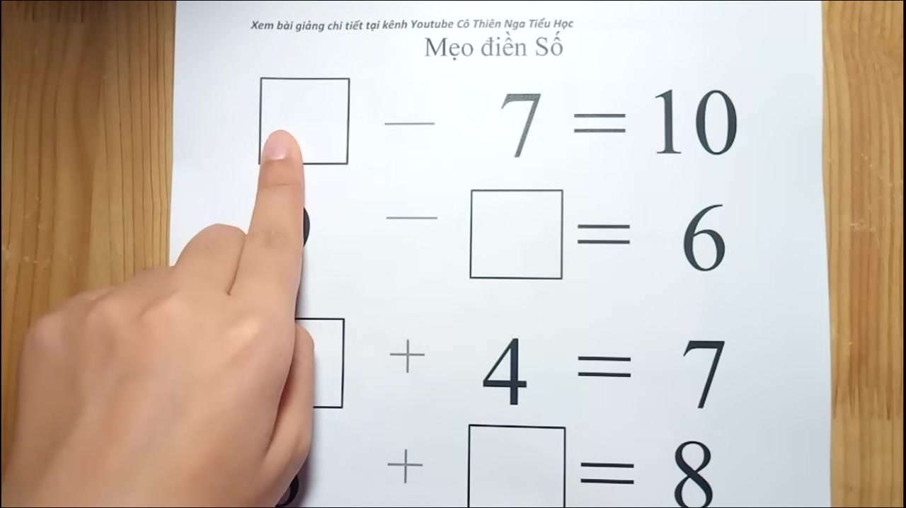 Hình ảnh minh họa đầu tiên về một bài toán điền số với ô vuông cần tìm, dấu trừ và các số 7, 10.