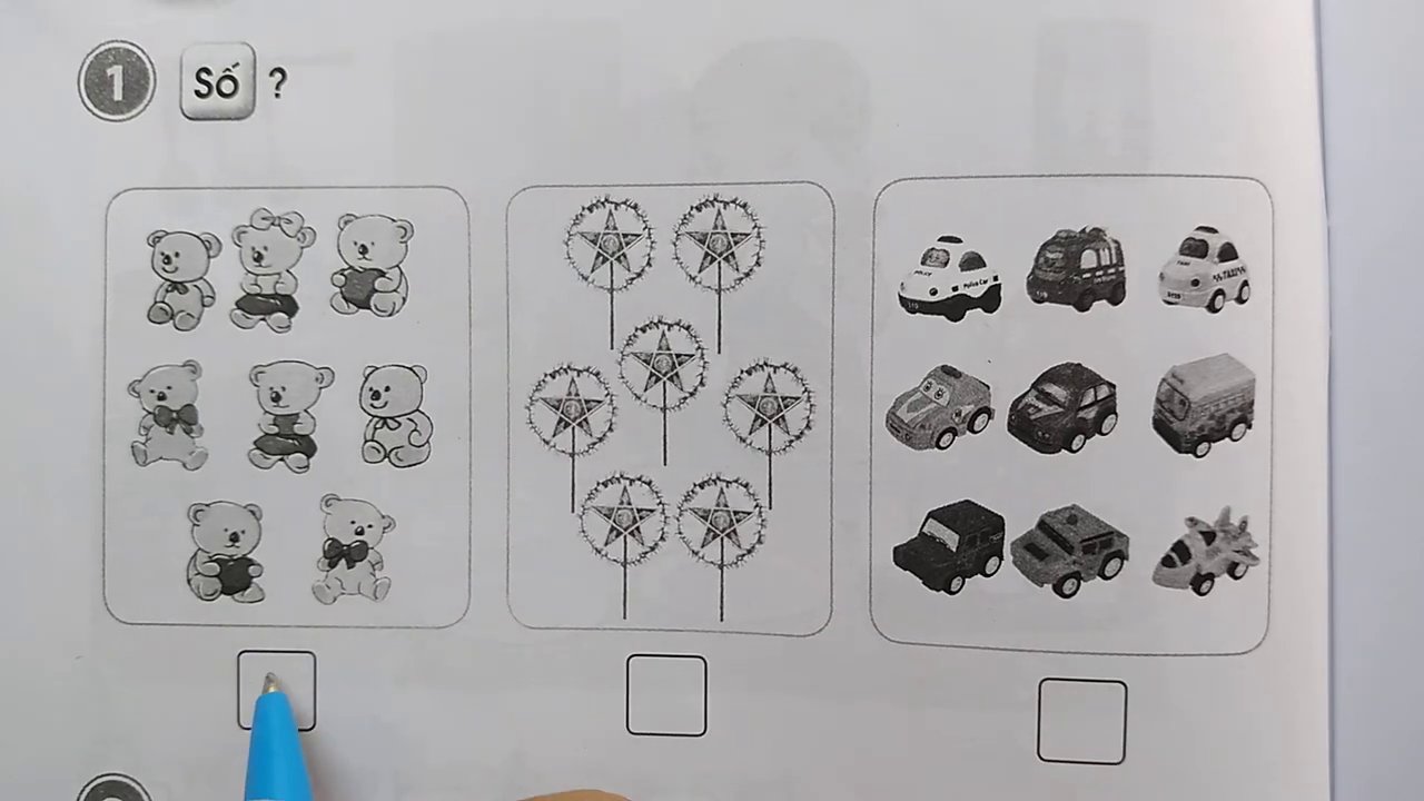 Học sinh thực hành đếm và viết số 8 tương ứng với số lượng ô tô.