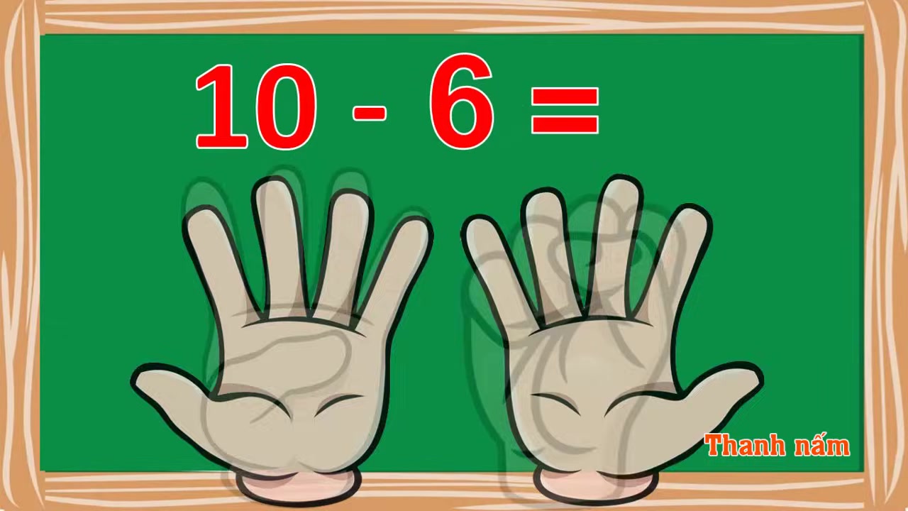 Cô Thanh Nấm dùng hai bàn tay để minh họa phép tính 10 trừ 6, giúp bé dễ dàng hình dung.
