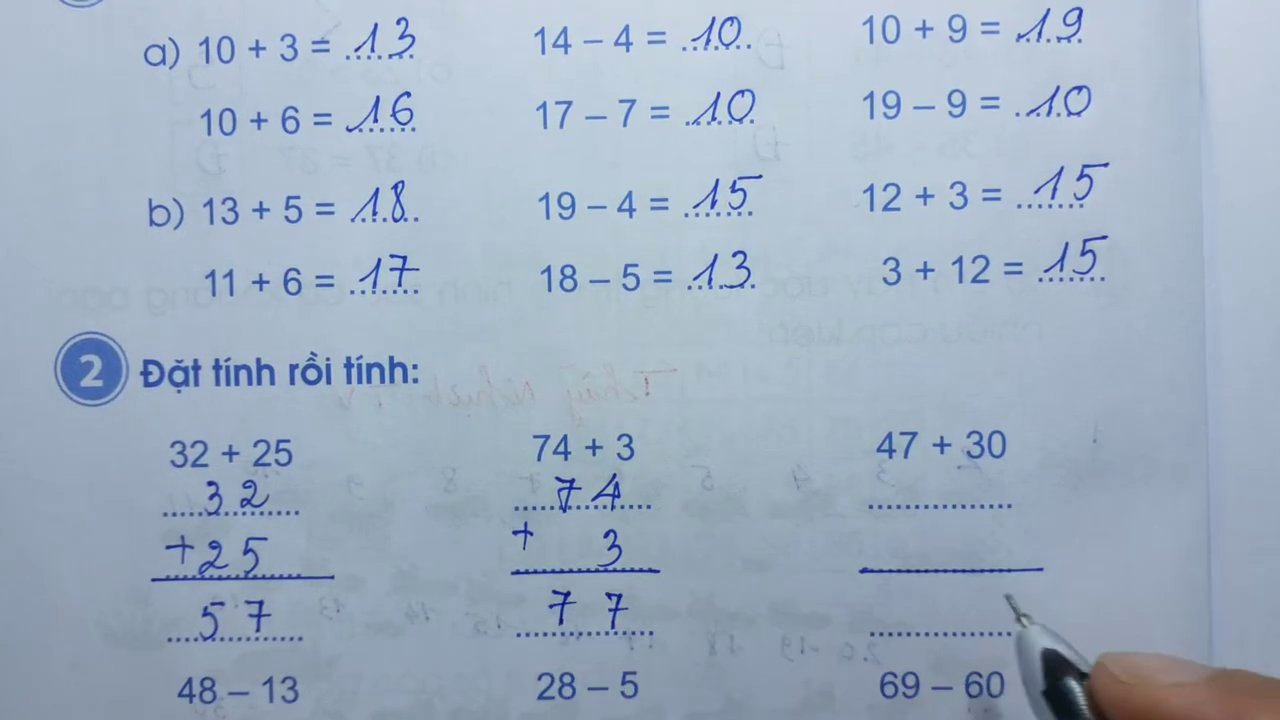 Thầy hướng dẫn chi tiết cách đặt tính cột dọc sao cho thẳng hàng.