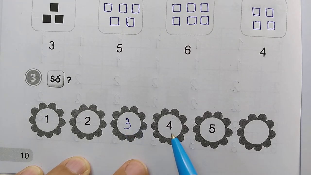 Bông hoa với 4 cánh tương ứng với số 4 cần điền vào nhụy.