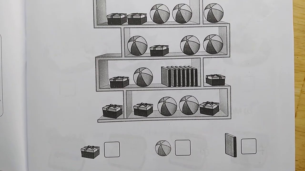 Bài tập đếm số lượng đồ vật trên kệ giúp áp dụng toán học vào đời sống.