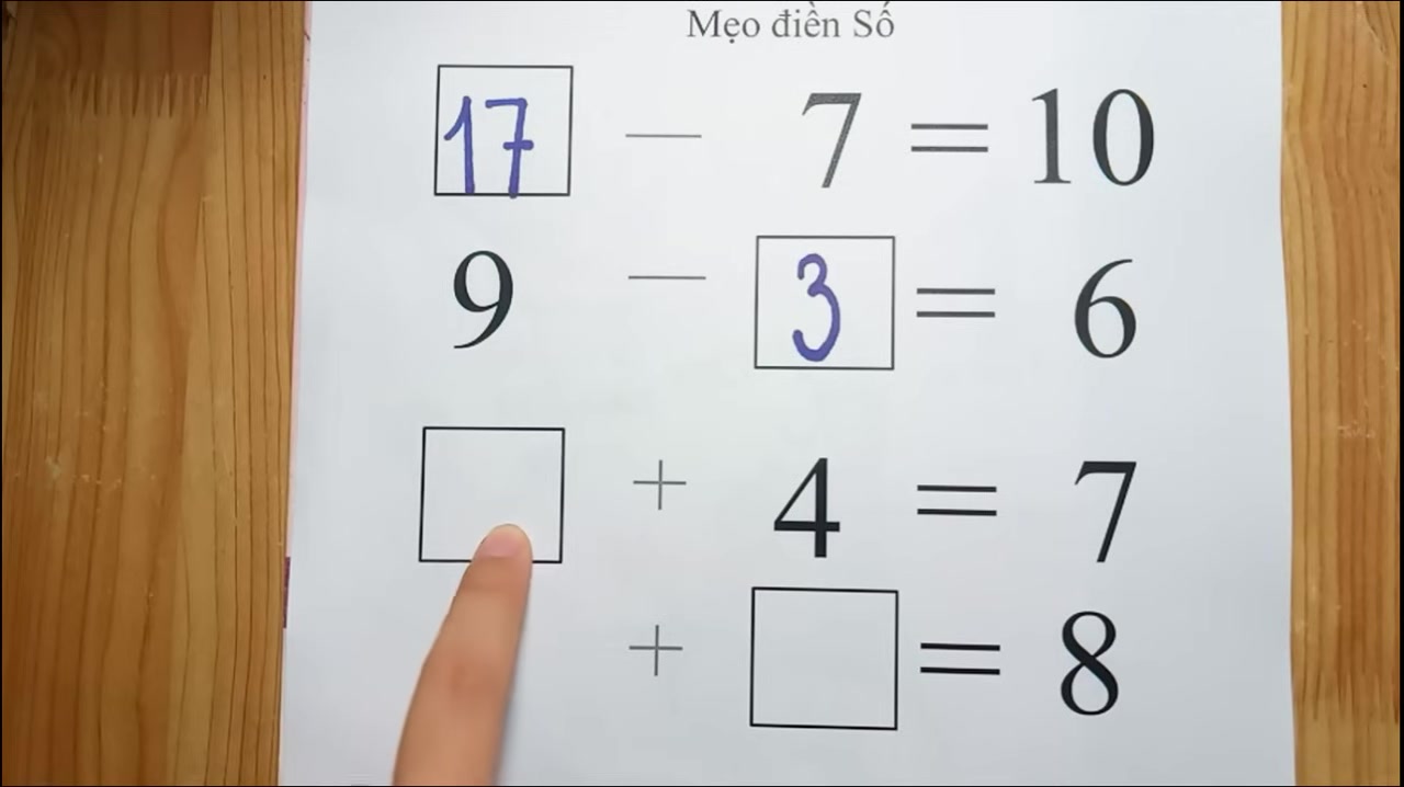 Cô Thiên Nga minh họa cách thay ô trống bằng dấu "?" và đặt câu hỏi "mấy cộng 4 bằng 7?".