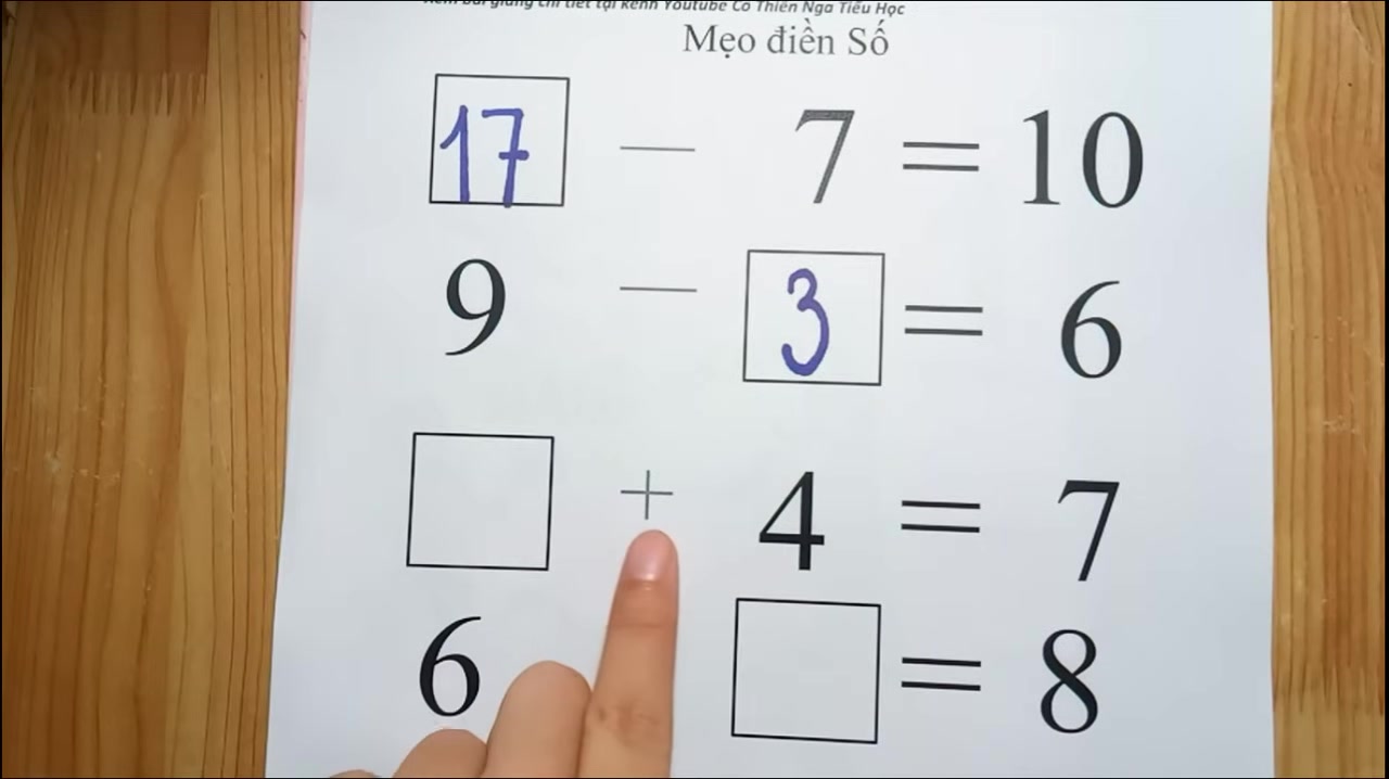 Cô Thiên Nga dùng ngón tay để minh họa phương pháp đếm thêm từ số 5 lên đến số 12.