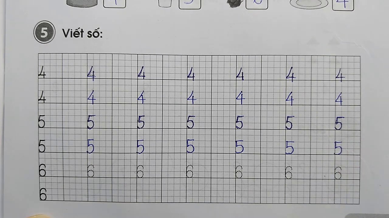 Thầy Phúc minh họa cách viết số 6 trong ô ly cho các em theo dõi.