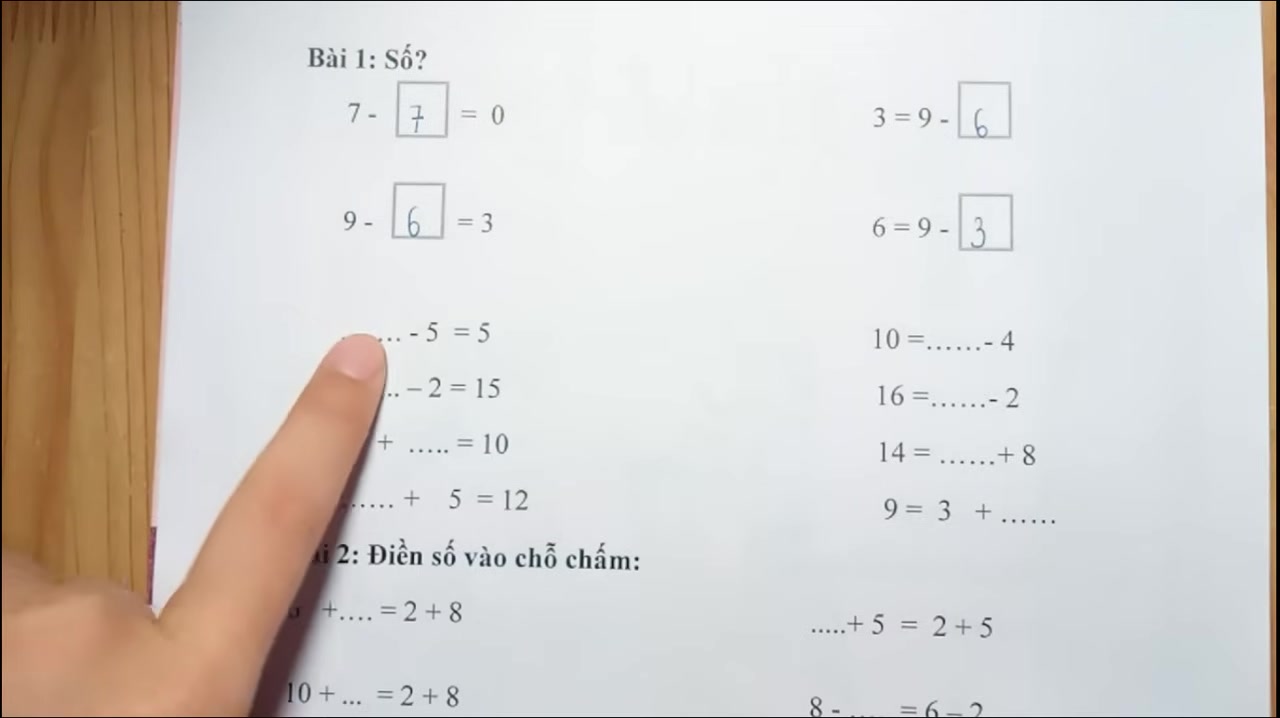 Hình ảnh bài tập 1 với nhiều ô vuông cần điền, minh họa cho việc áp dụng linh hoạt các quy tắc.
