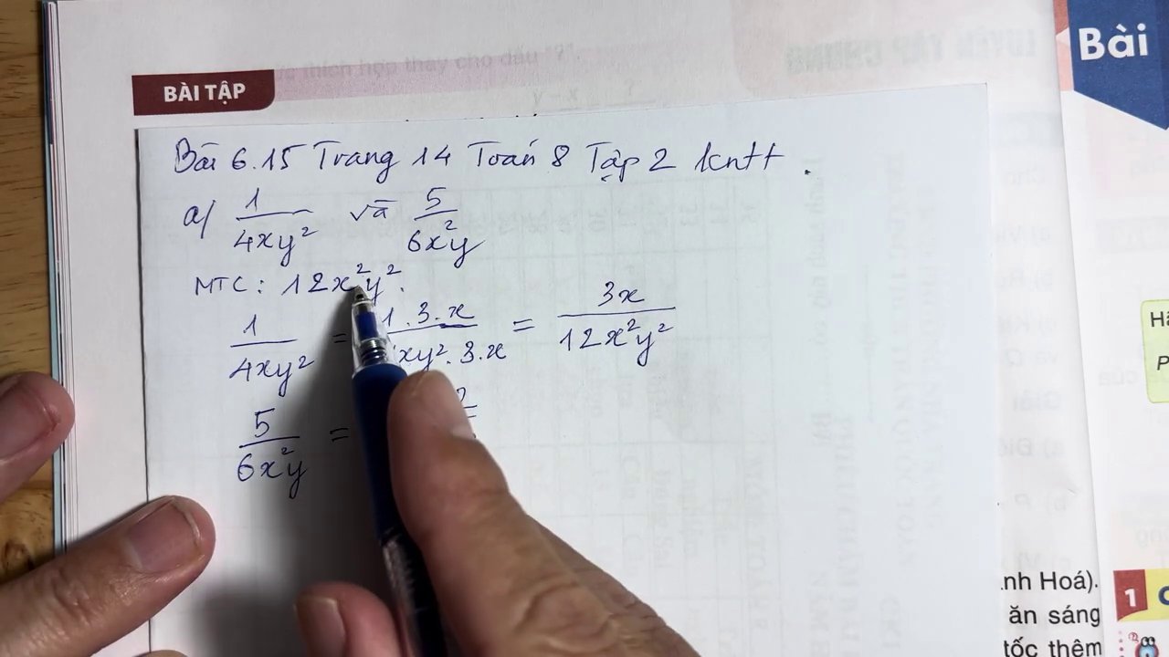 Thầy giáo giới thiệu bài học quy đồng mẫu thức từ sách Toán 8, kết nối tri thức với cuộc sống.