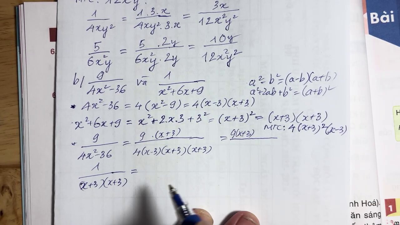 Hai phân thức cần quy đồng mẫu thức: 1/4xy² và 5/6x²y.
