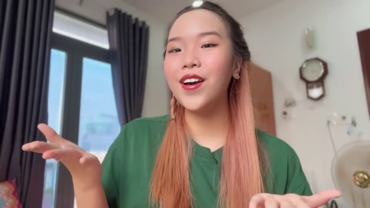 Từ Mất Gốc Đến Giỏi Hóa: Bí Quyết Lấy Lại Căn Bản và Chinh Phục Môn Học "Khó Nhằn" 2 Hình ảnh một học sinh đang kiểm tra mục lục sách giáo khoa và liệt kê các chương trên giấy.