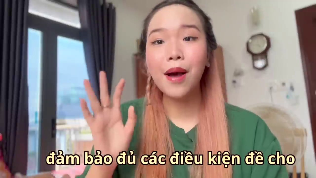 Từ Mất Gốc Đến Giỏi Hóa: Bí Quyết Lấy Lại Căn Bản và Chinh Phục Môn Học "Khó Nhằn" 5 Hình ảnh một học sinh đang tập trung làm bài tập, với đề bài được gạch chân và ghi chú số liệu rõ ràng.