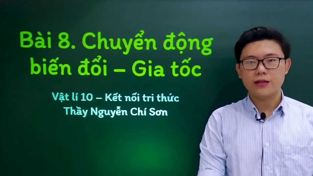 Gia Tốc Là Gì? Khám Phá Định Nghĩa, Công Thức Và 4 Bài Tập Ứng Dụng Thực Tế 1 Giáo viên trẻ trung đứng trước bảng đen, bắt đầu bài giảng về gia tốc trong một lớp học.