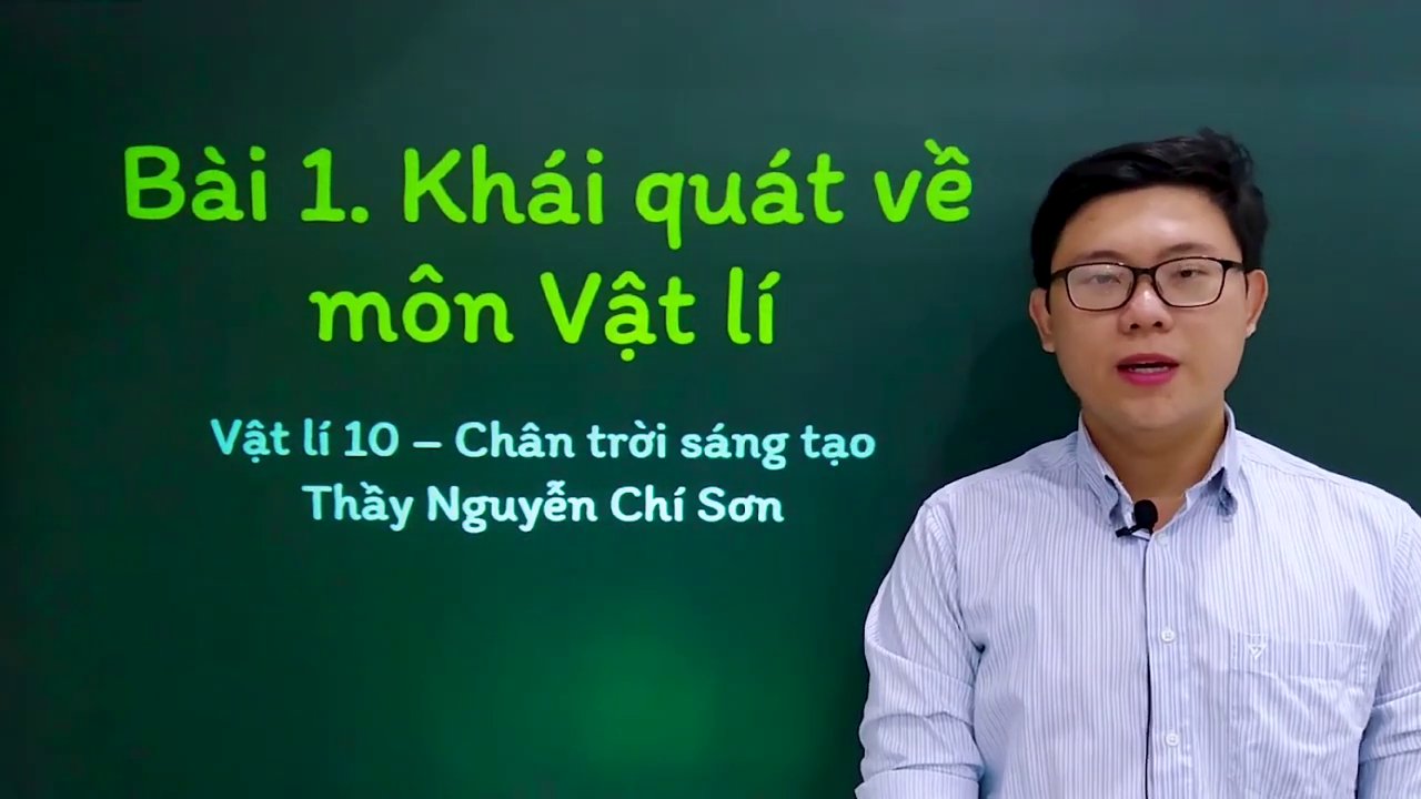 Vật Lý: Hành Trình Khám Phá Những Quy Luật Cơ Bản Nhất Của Vũ Trụ 1 Người thuyết trình đứng trước bảng xanh với mục tiêu nghiên cứu của Vật lý được hiển thị rõ ràng.