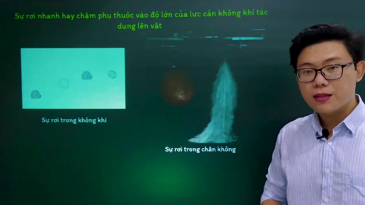 Hình minh họa trên bảng so sánh sự rơi của quả bóng và lông chim trong không khí và chân không.