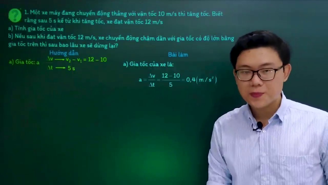 Gia Tốc Là Gì? Khám Phá Định Nghĩa, Công Thức Và 4 Bài Tập Ứng Dụng Thực Tế 3 Giáo viên viết lời giải chi tiết cho bài toán xe máy lên bảng đen.