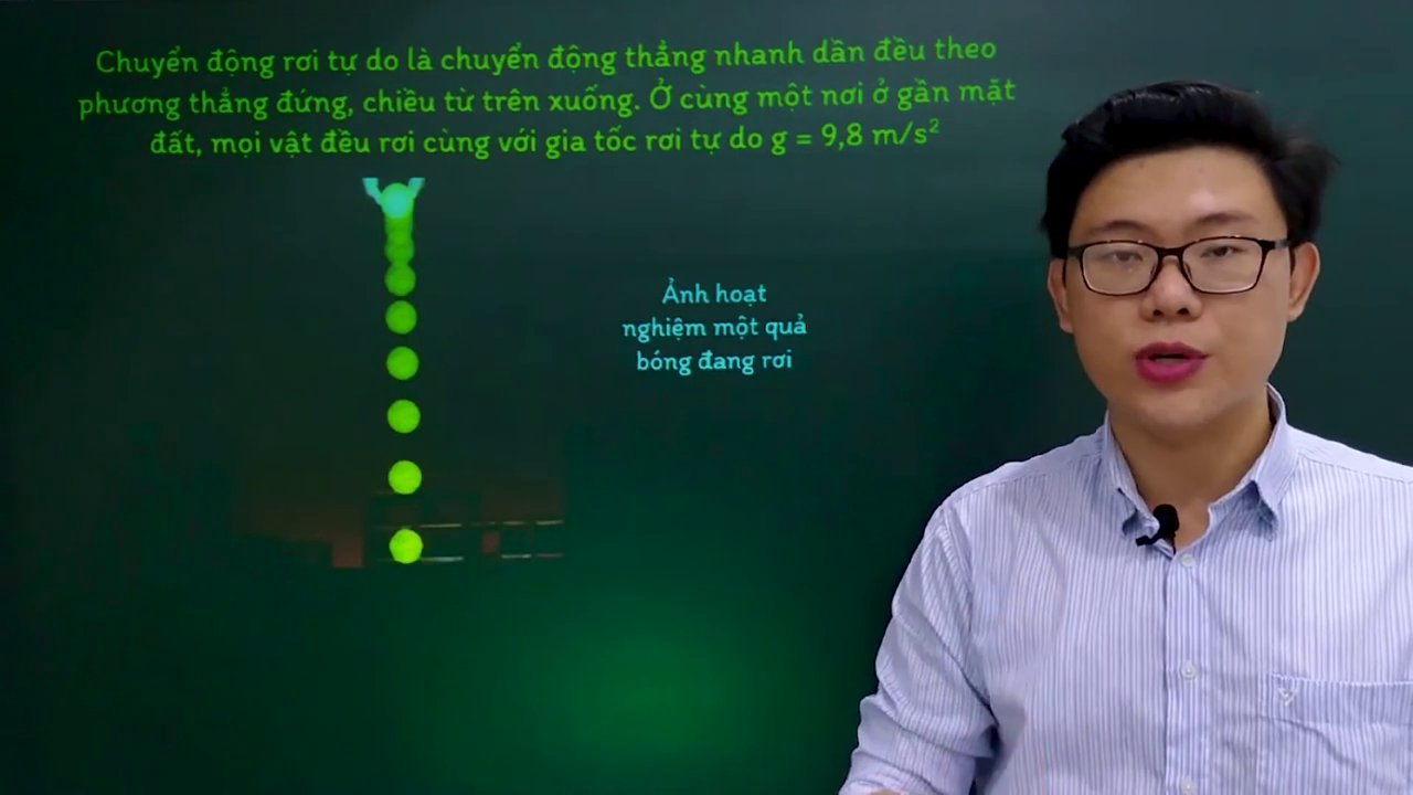 Giáo viên chỉ vào công thức và hình vẽ quỹ đạo rơi với các chấm tròn thể hiện gia tốc không đổi.