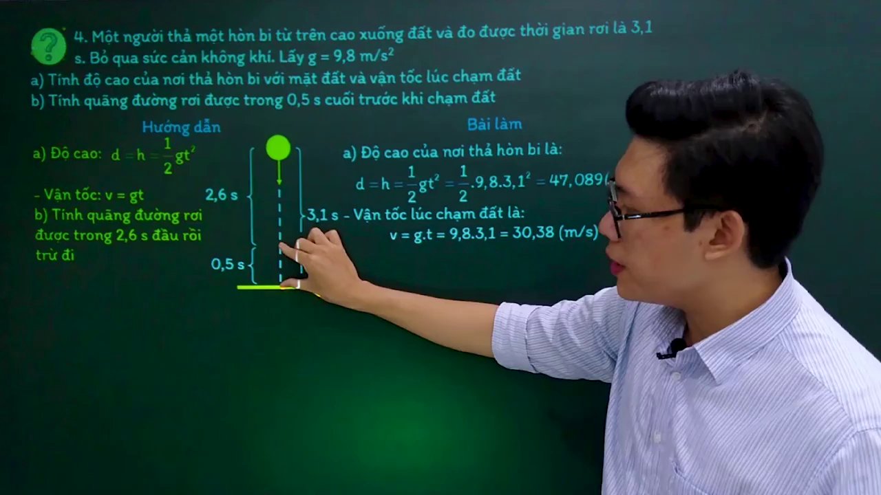 Giáo viên dùng phấn chỉ vào từng bước giải của bài toán trên bảng.