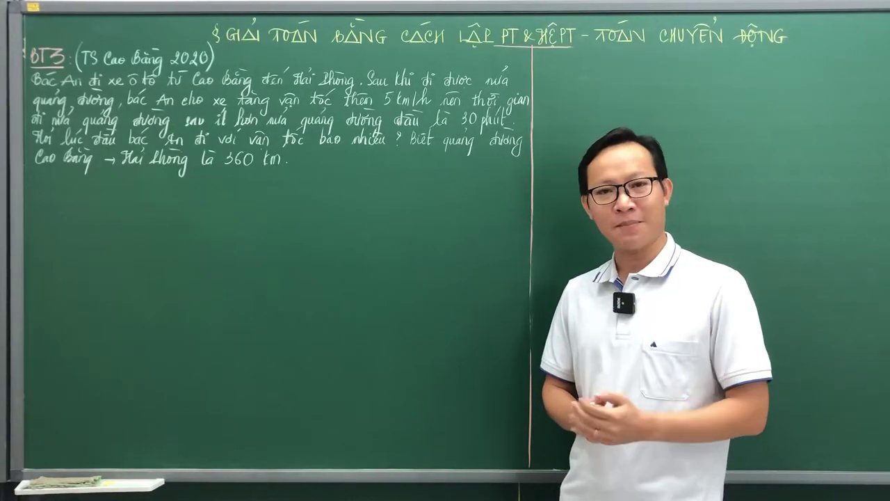 Một học sinh đang cắm cúi làm bài tập toán trên bàn học với sách vở ngổn ngang.