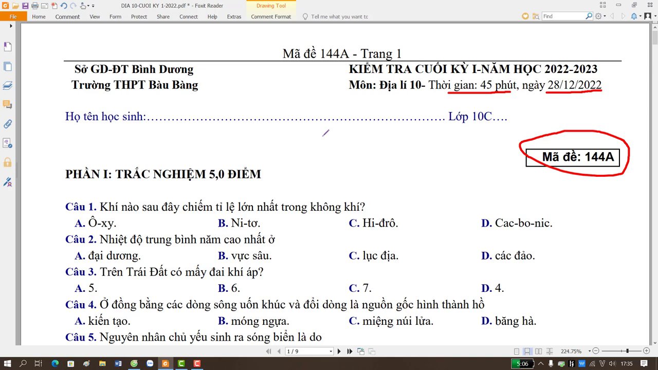 Một lớp học với bảng đen và học sinh đang chăm chú ghi chép.