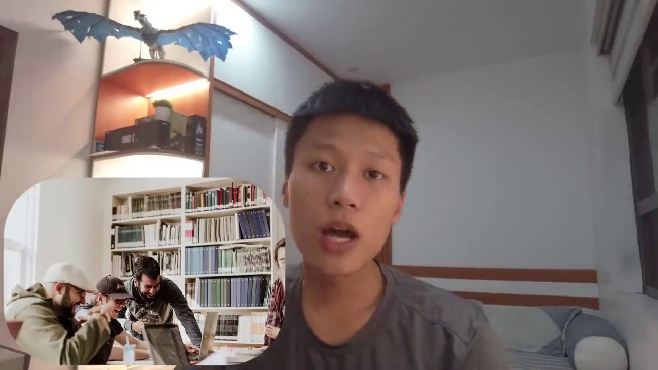 Một góc bàn học với cuốn sổ, bút và đồng hồ, ánh đèn vàng ấm áp.
