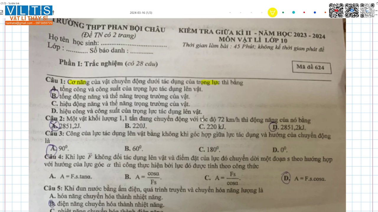 Một quả bóng đang rơi tự do, minh họa cho sự bảo toàn cơ năng dưới tác dụng của trọng lực.