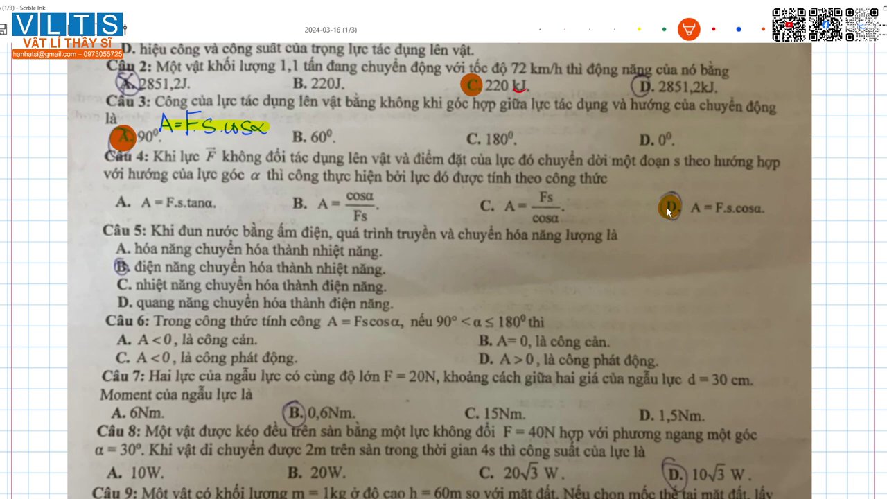 Một người đang kéo thùng hàng trên sàn nhà với góc kéo so với phương ngang.